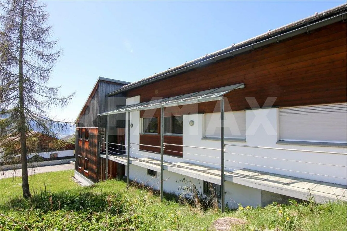 Office building with potential conversion to primary residence - Photo 4 of 13