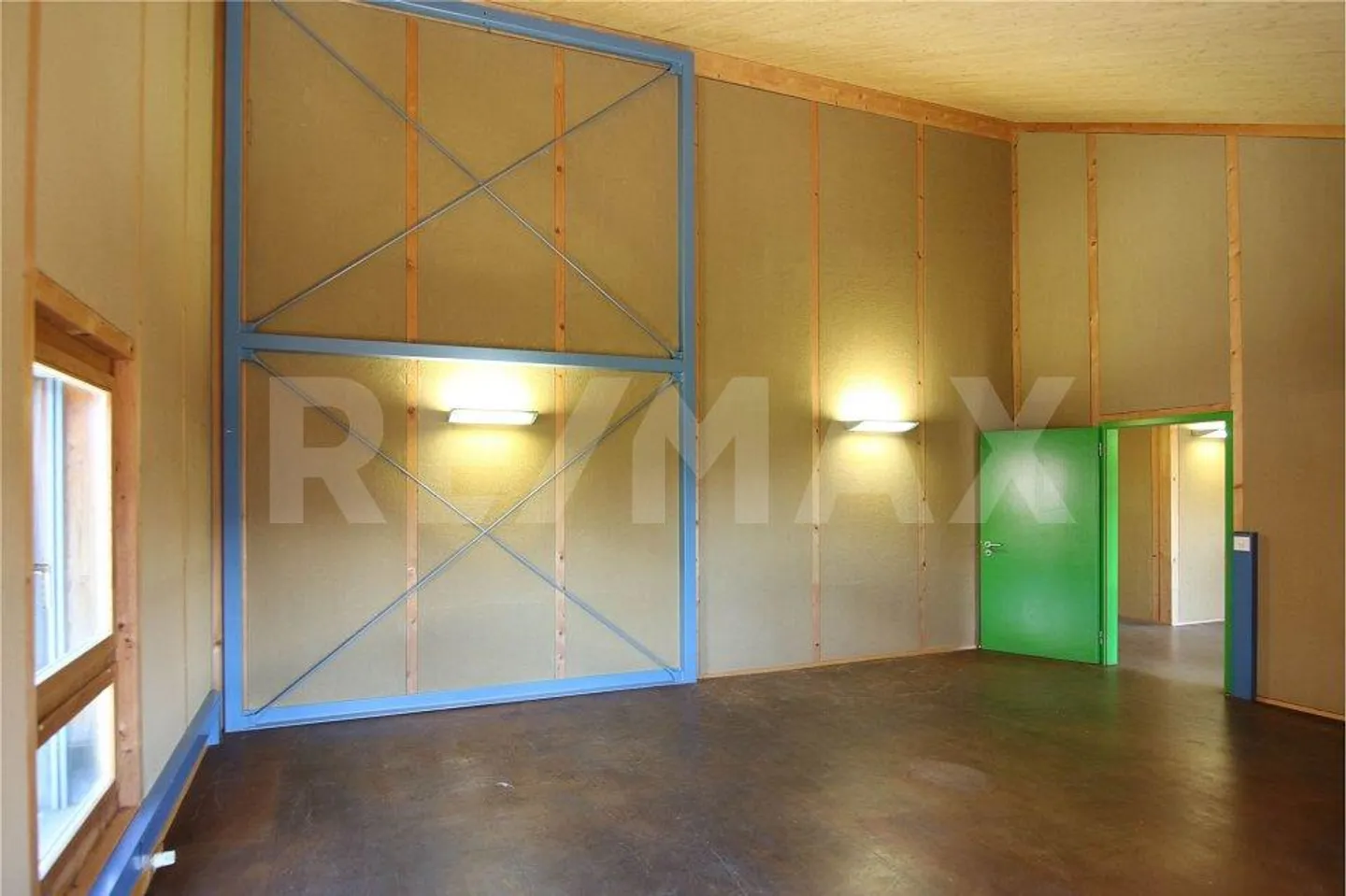 Office building with potential conversion to primary residence - Photo 8 of 13