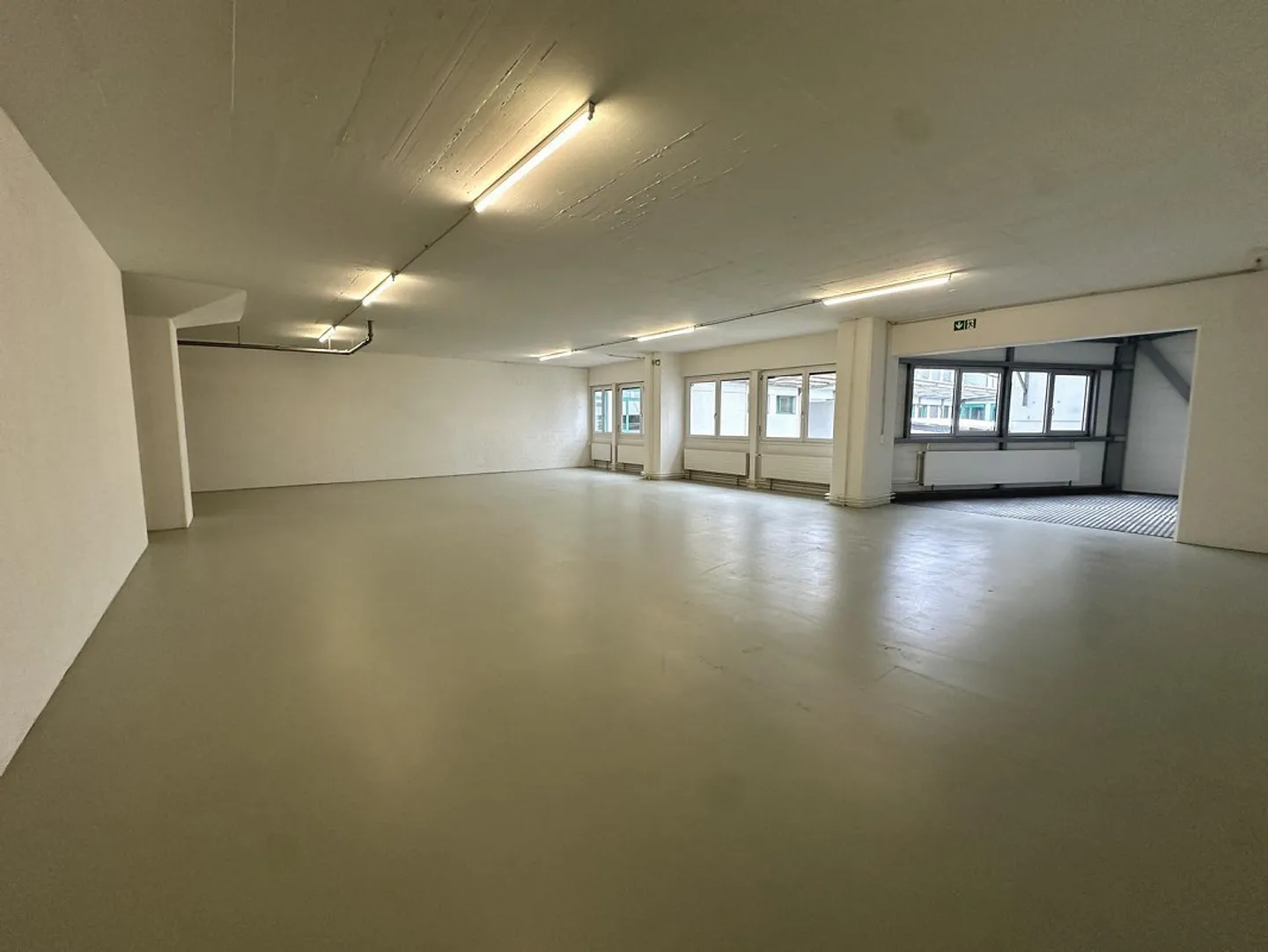 Warehouse/Commercial/Office Space for Versatile Use from 246 to 534 m² - Photo 2 of 8