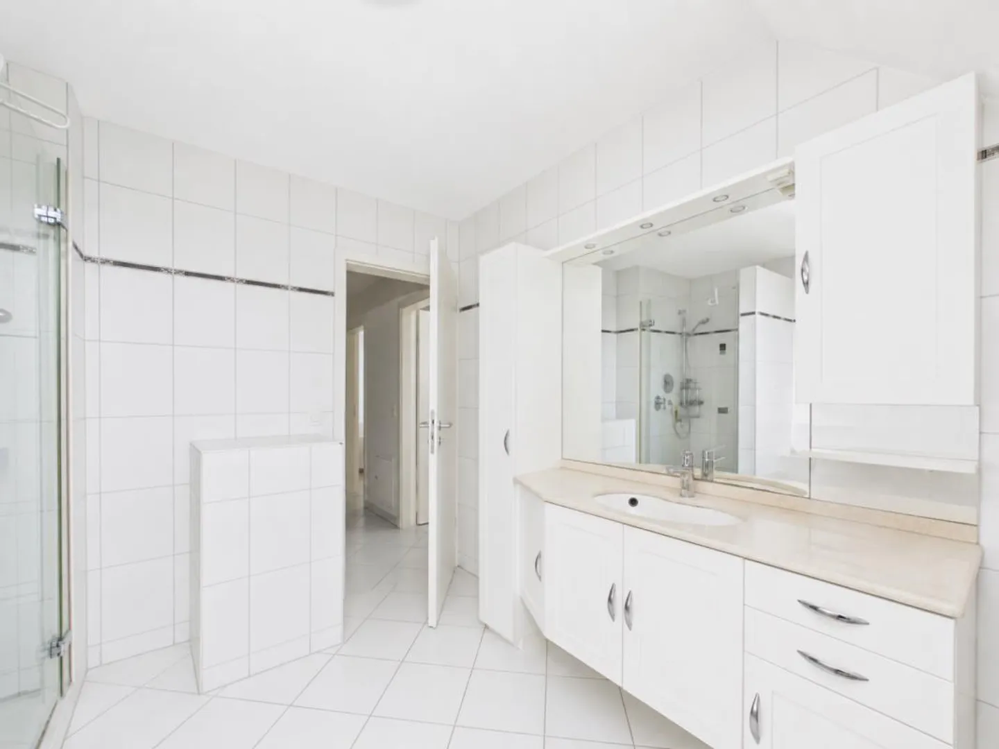 LIVING WITH A FEEL-GOOD FACTOR - CENTRAL AND STILL QUIET! - Photo 8 of 12