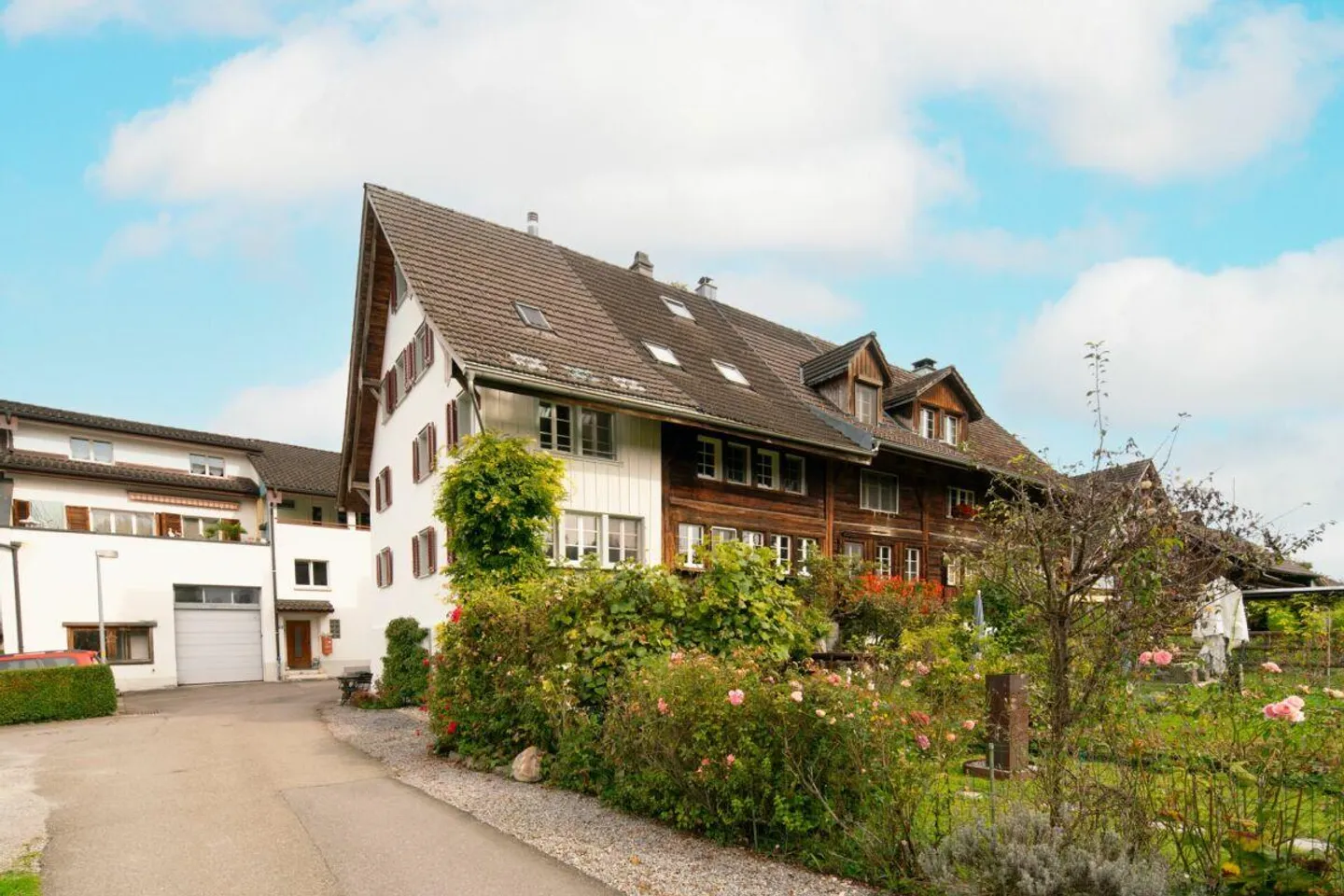 Maison de rangée d'angle dans un quartier résidentiel ensoleillé et calme - Photo 1 sur 7