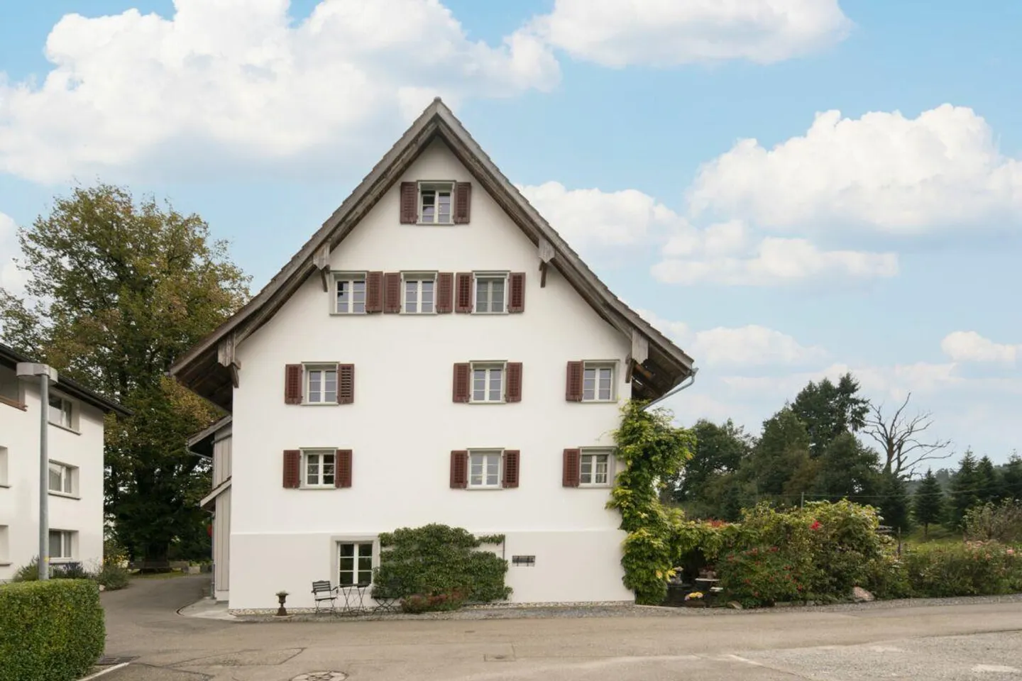 Maison de rangée d'angle dans un quartier résidentiel ensoleillé et calme - Photo 2 sur 7
