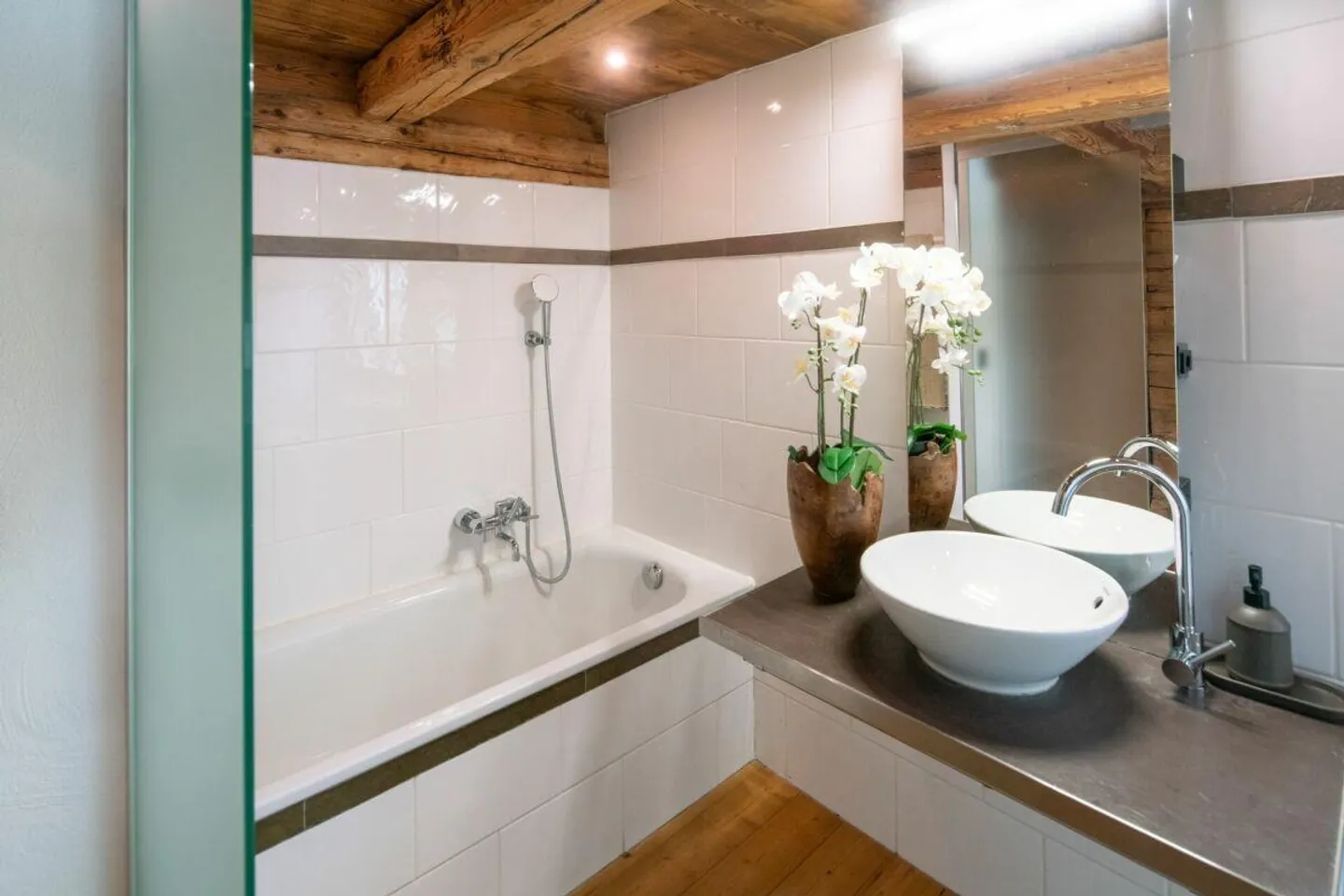 Maison de rangée d'angle dans un quartier résidentiel ensoleillé et calme - Photo 3 sur 7