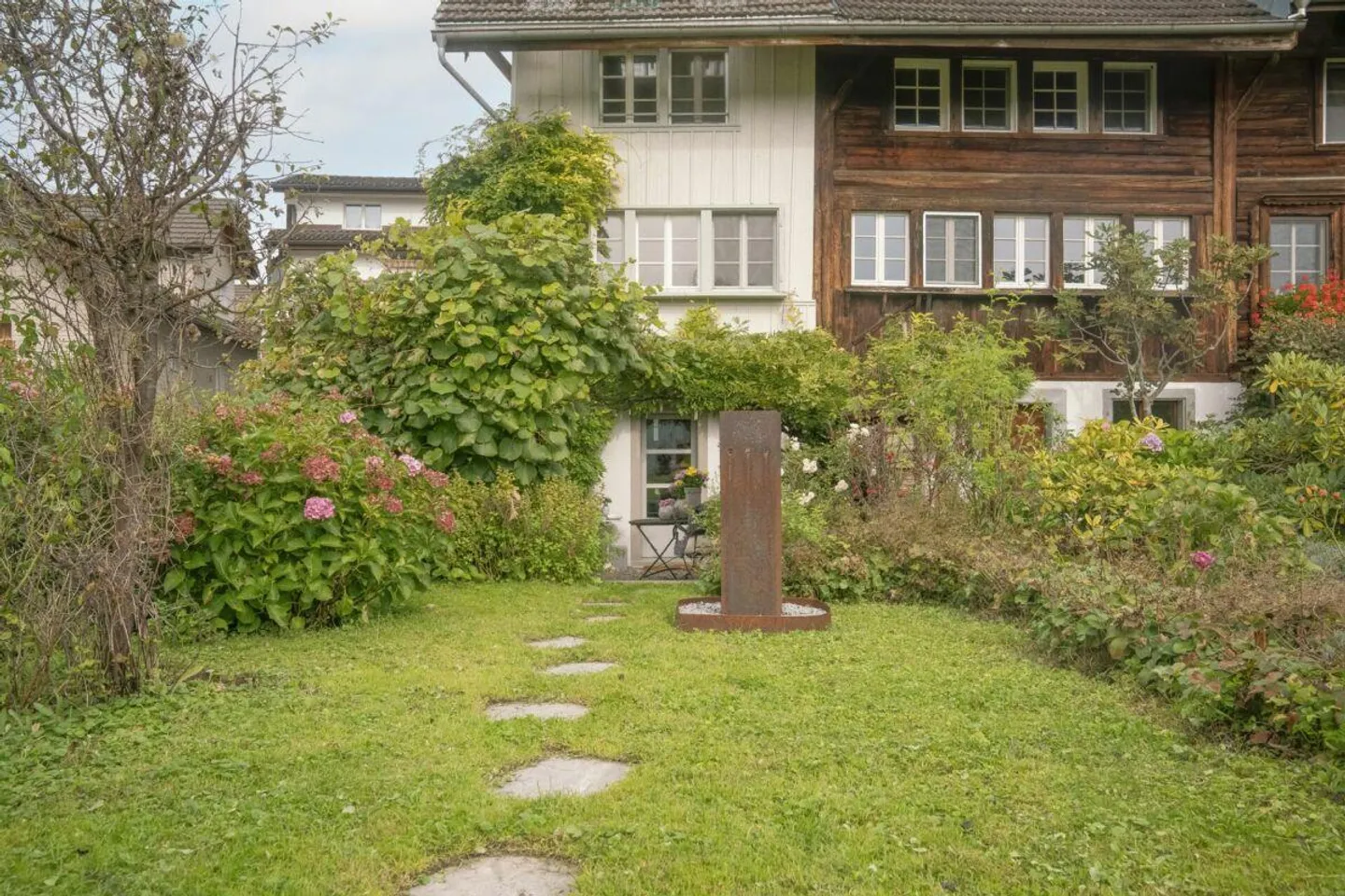 Maison de rangée d'angle dans un quartier résidentiel ensoleillé et calme - Photo 7 sur 7