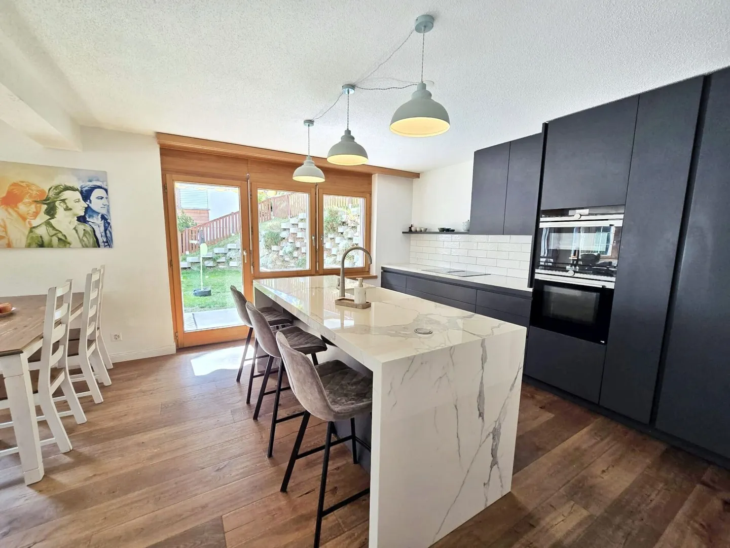 Très spacieux appartement de 5,5 pièces dans l'emplacement le plus ensoleillé près de la Hannigbahn. - Photo 3 sur 18