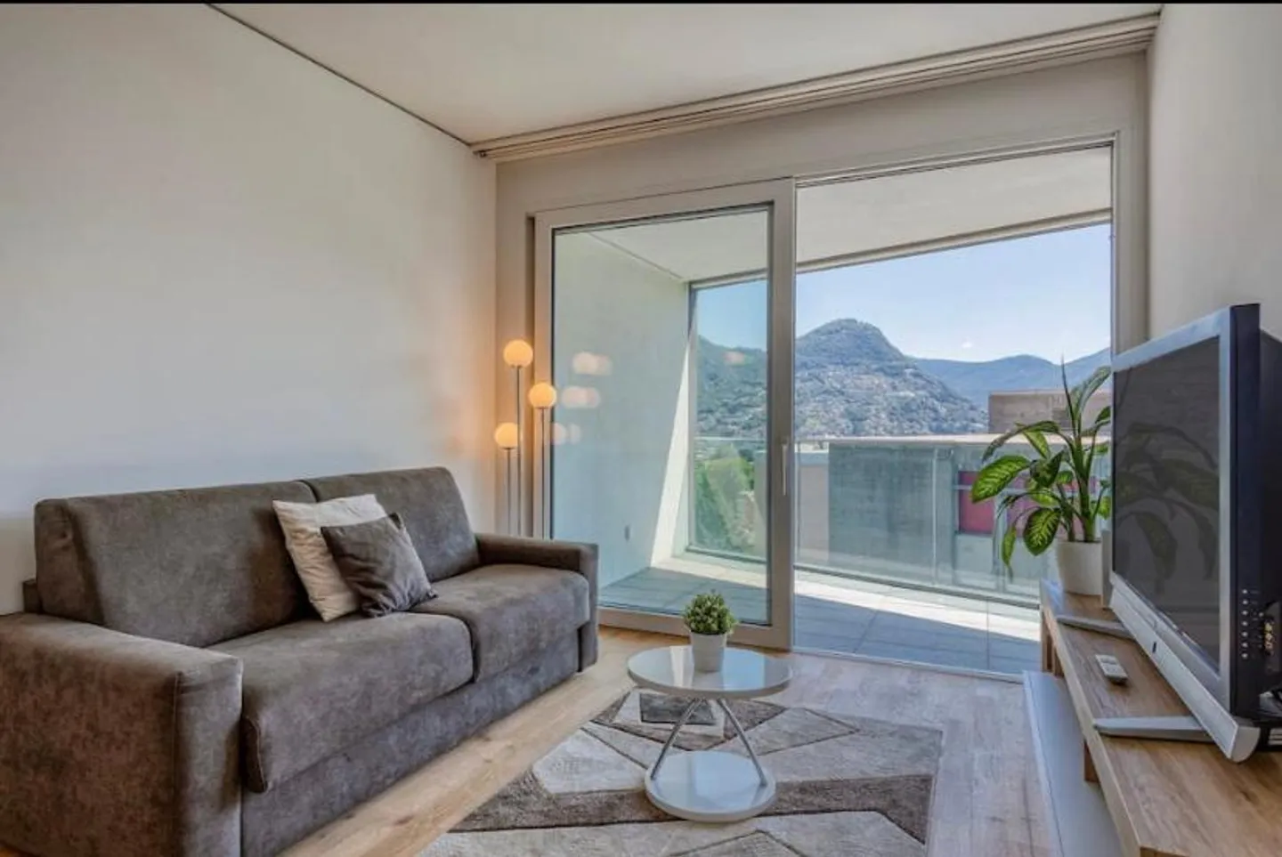 Modern 2.5-room furnished apartment in Lugano - Photo 2 of 13