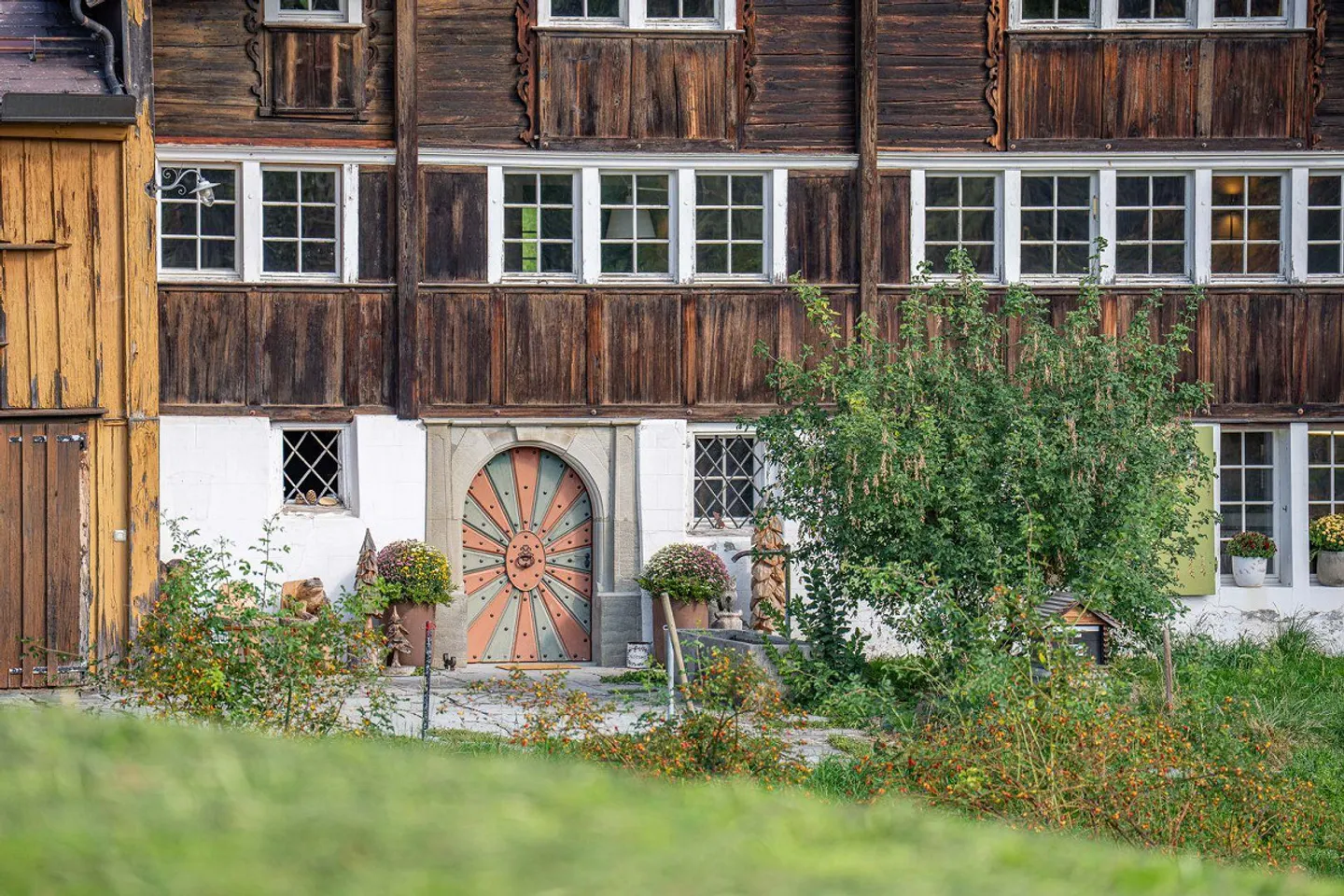Casa Residenziale Storica con Fienile e Foresta - Foto 3 di 14