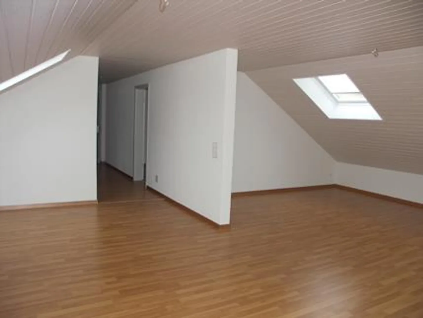 Appartement sous les combles de 2,5 pièces confortable - Photo 2 sur 7