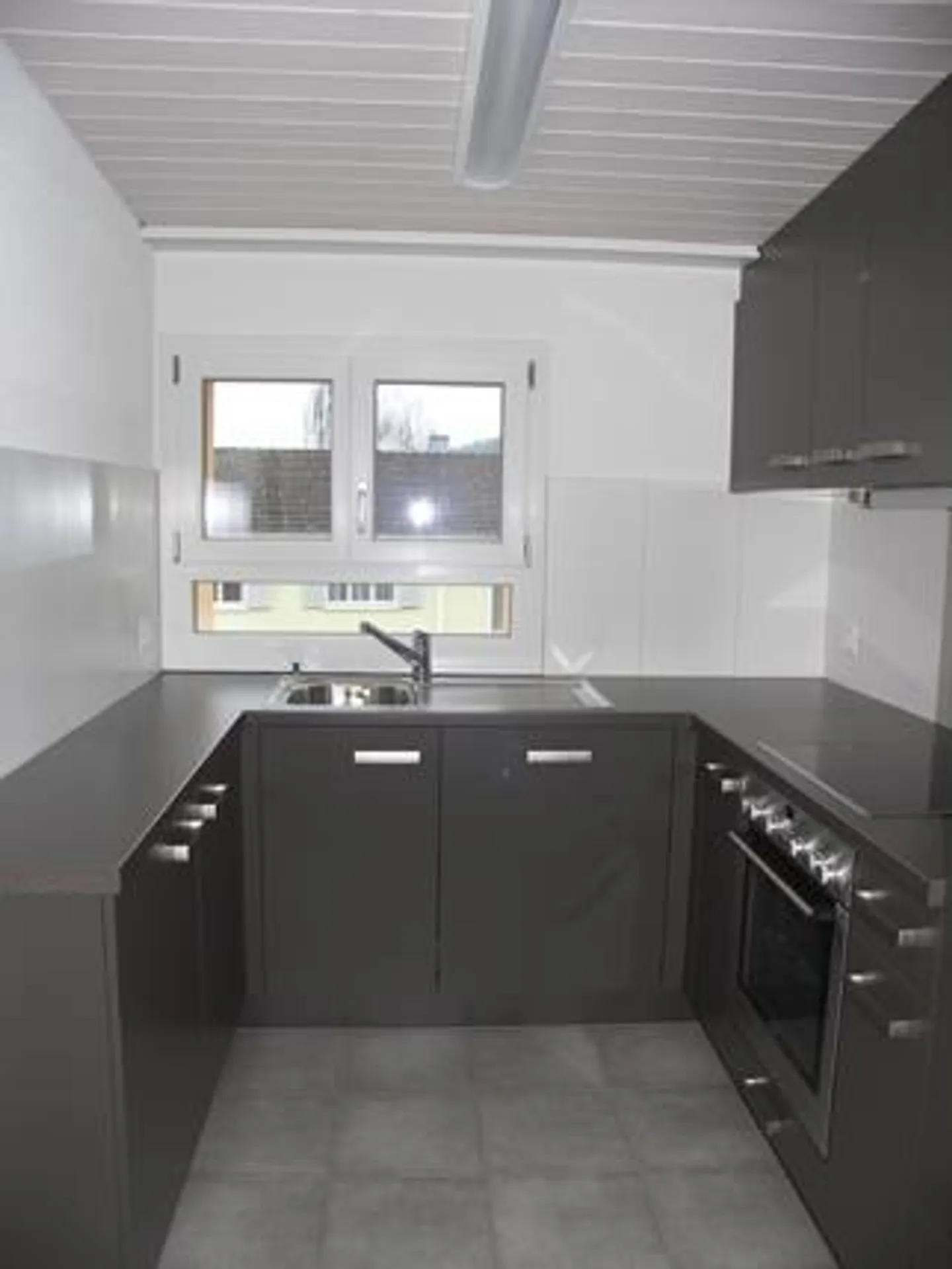 Appartement sous les combles de 2,5 pièces confortable - Photo 3 sur 7