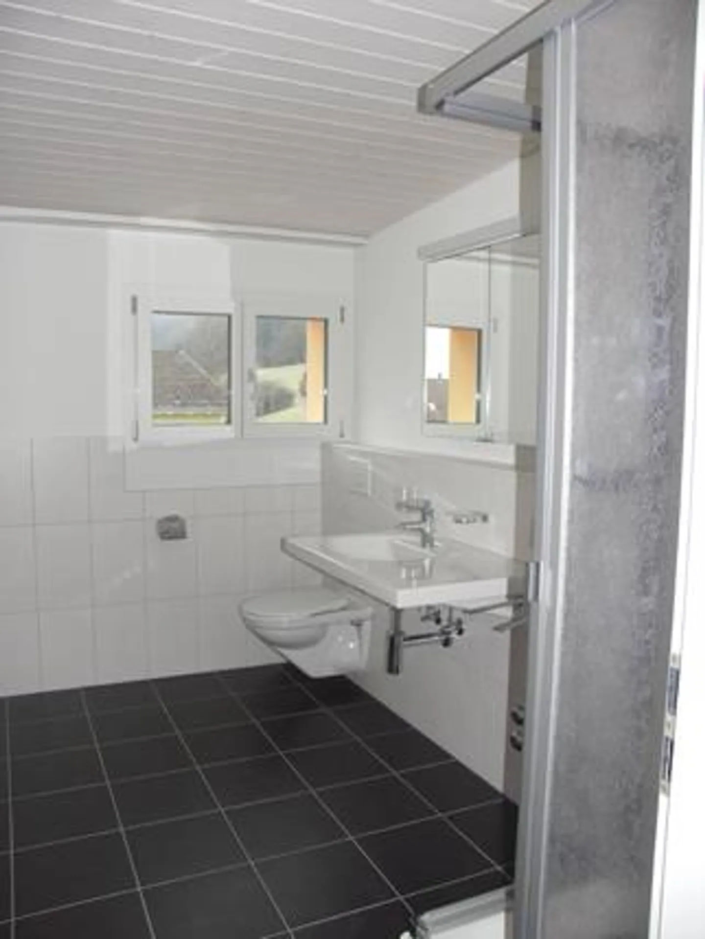 Appartement sous les combles de 2,5 pièces confortable - Photo 5 sur 7