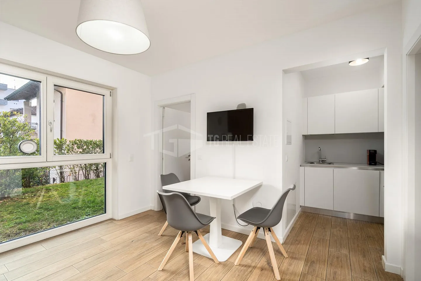APPARTEMENT MODERNE DE DEUX PIÈCES AVEC JARDIN PRIVÉ - Photo 1 sur 8