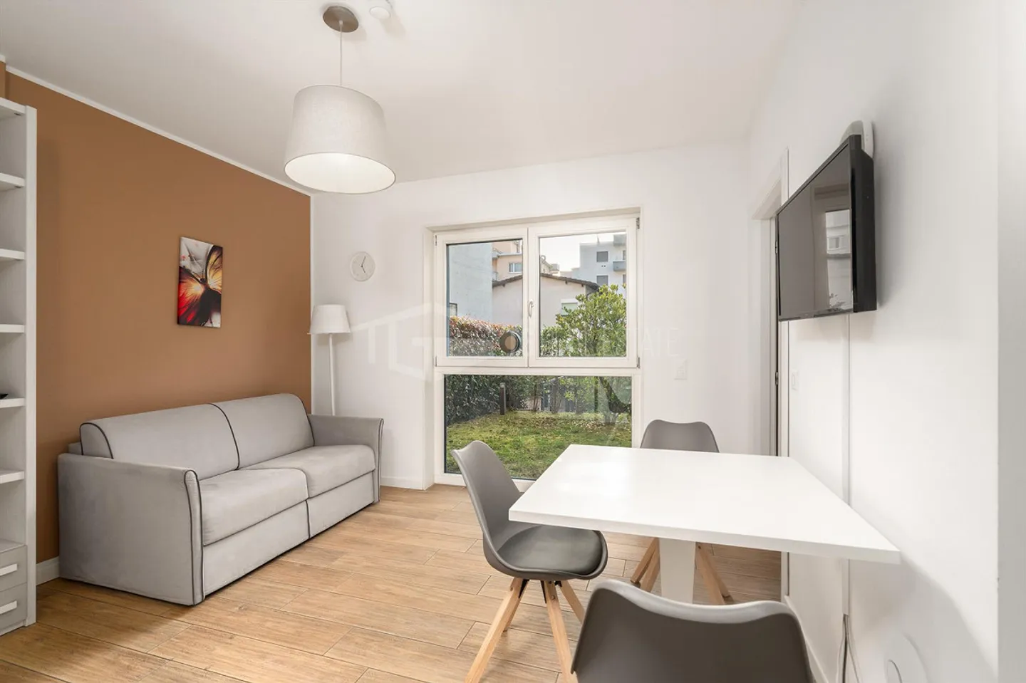 APPARTEMENT MODERNE DE DEUX PIÈCES AVEC JARDIN PRIVÉ - Photo 2 sur 8
