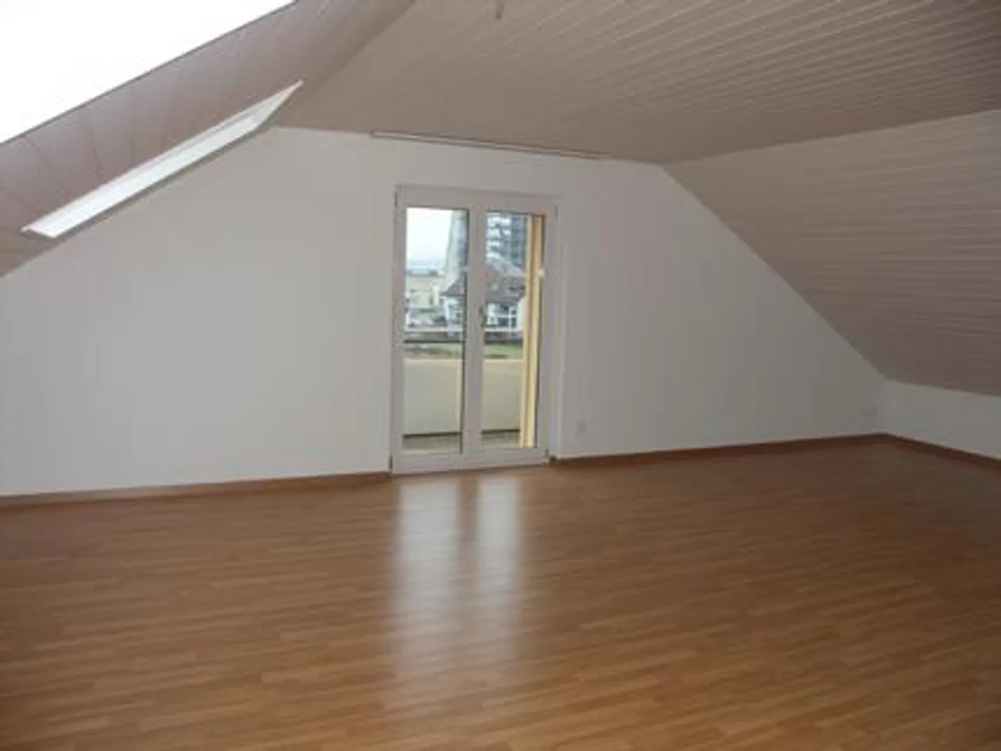 Appartement sous les combles de 2,5 pièces confortable - Photo 1 sur 7