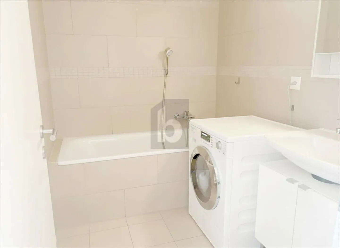 LUMINOSO & AFFASCINANTE CON 2 BALCONI - Foto 5 di 6