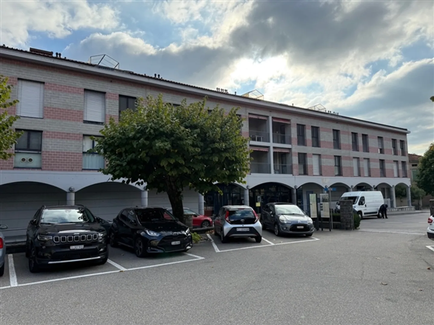 Beautiful 4.5 rooms in a very convenient quiet location with a view of the vineyards - Photo 2 of 12