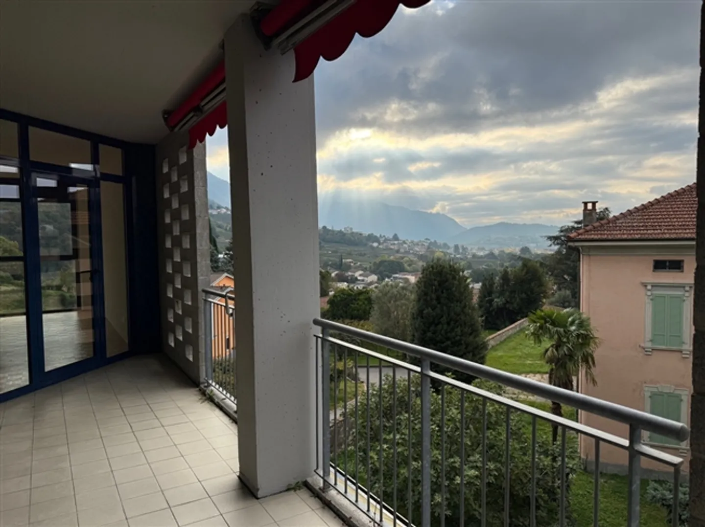 Beautiful 4.5 rooms in a very convenient quiet location with a view of the vineyards - Photo 4 of 12