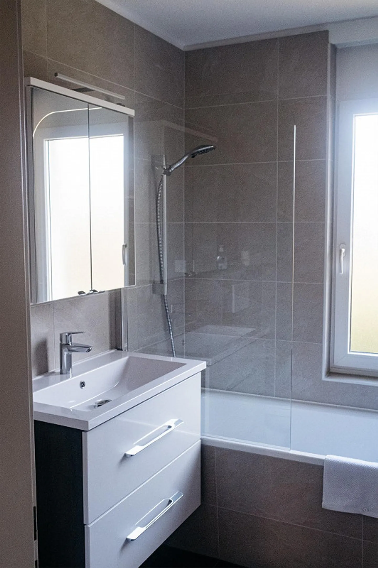 Freshly renovated condominium - guaranteed lake and panoramic view - Photo 11 of 15
