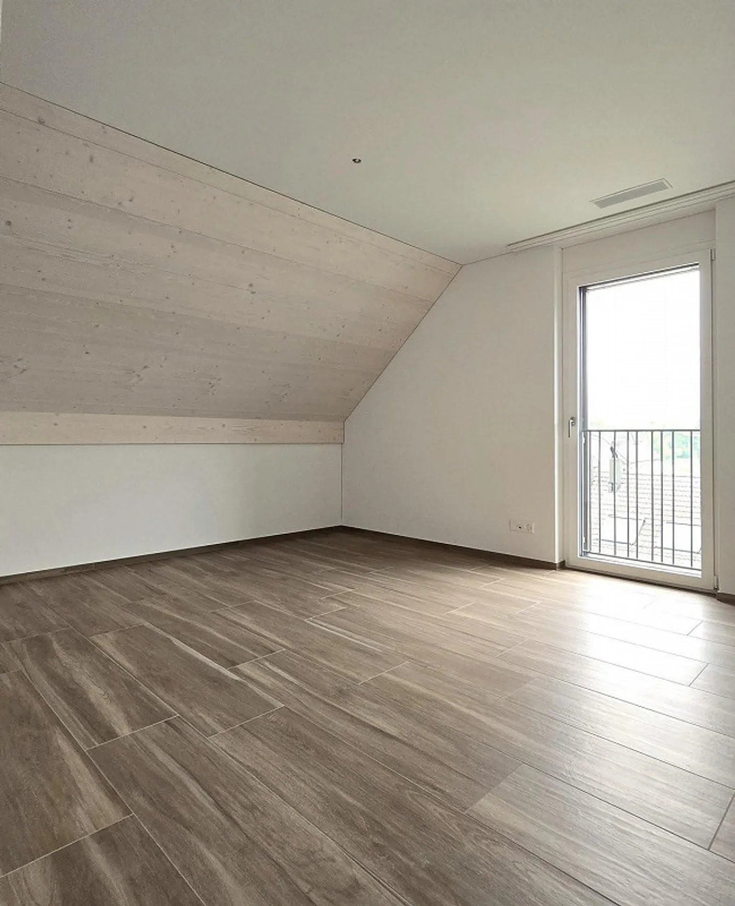 Attic apartment of a special kind - modern living with a feel-good character - Photo 5 of 7