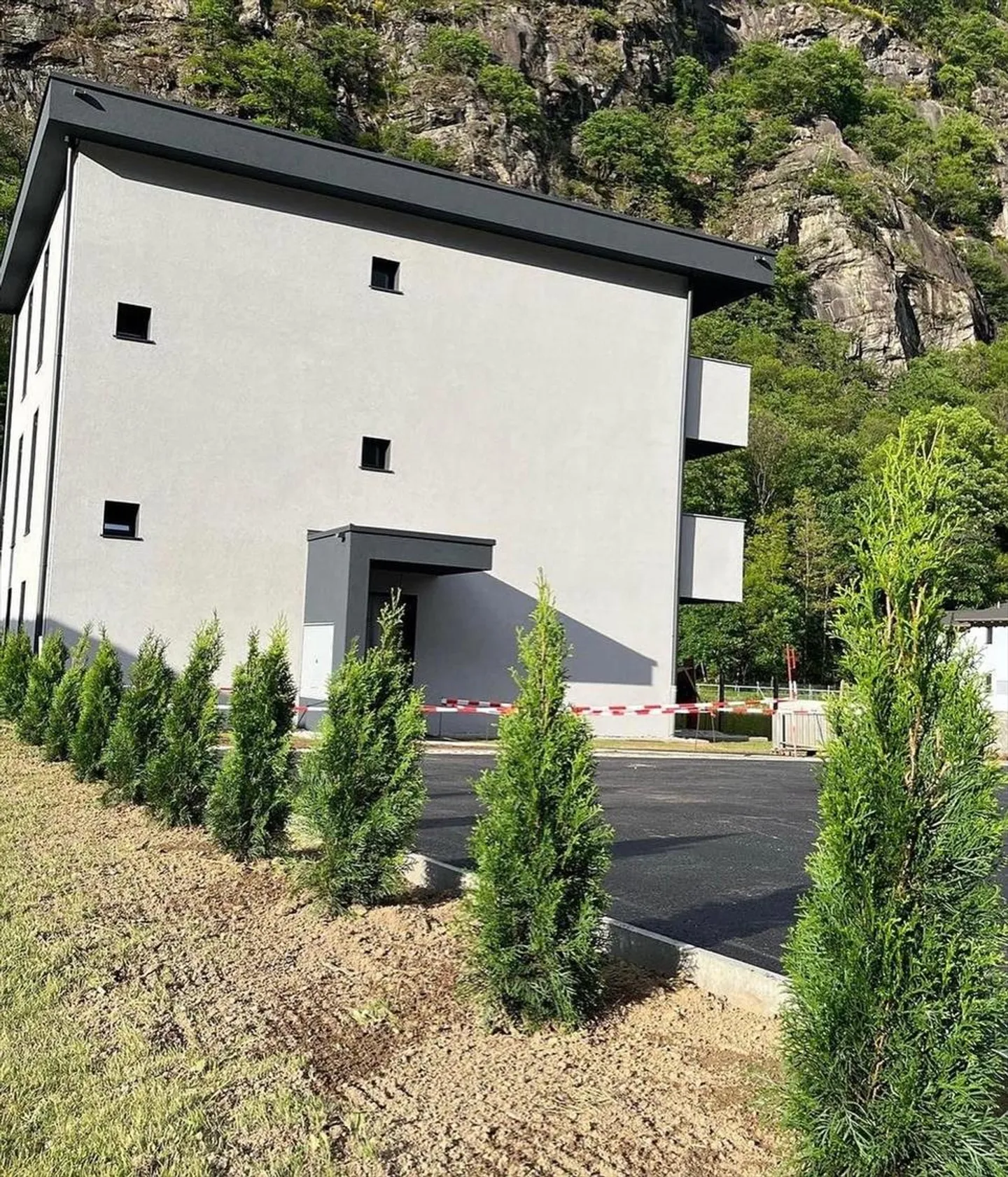 Residential building 10.5 rooms - Photo 1 of 9