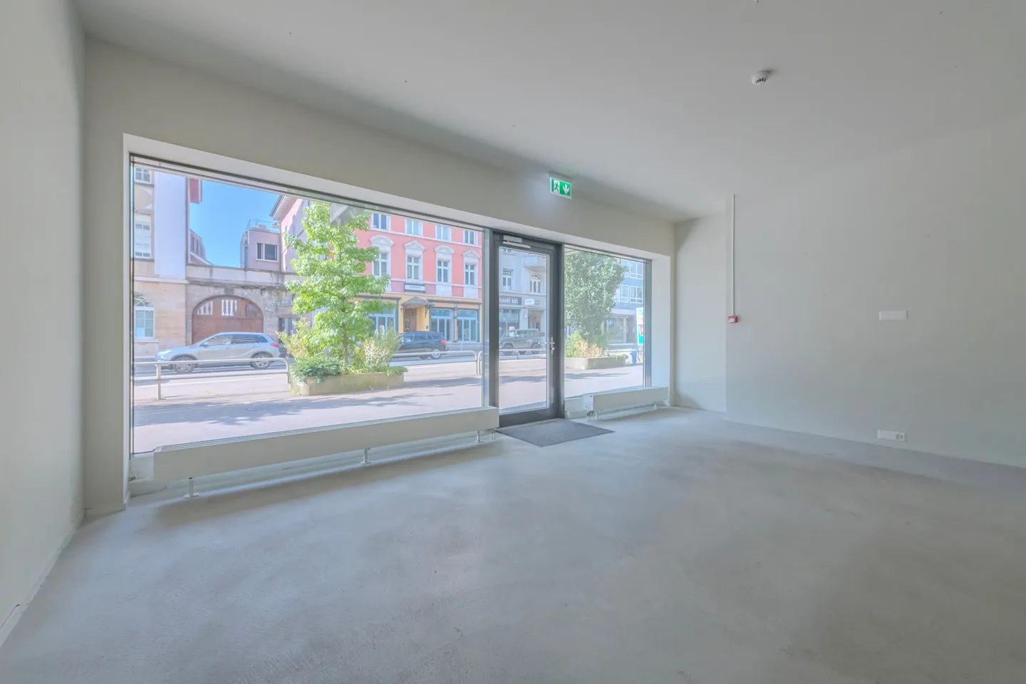 Espace Commercial Moderne à Louer - Photo 2 sur 9