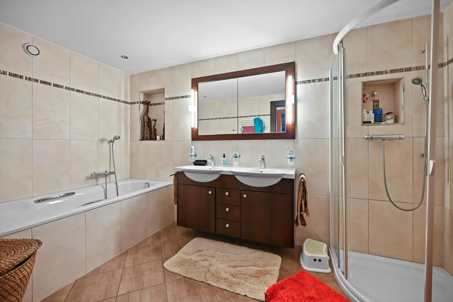 BLONAY - VILLA INDIVIDUELLE AU CALME DE 7.5 PIECES A LOUER DANS UN - Photo 3 sur 5