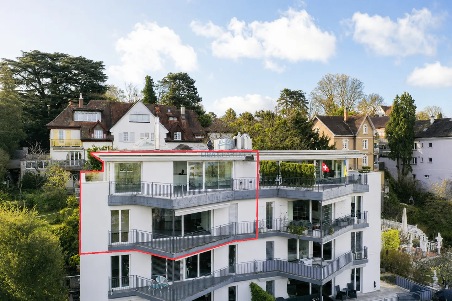 Vivre au-dessus des toits de Binningen – luxueuse maisonette en attique - Photo 1 sur 13