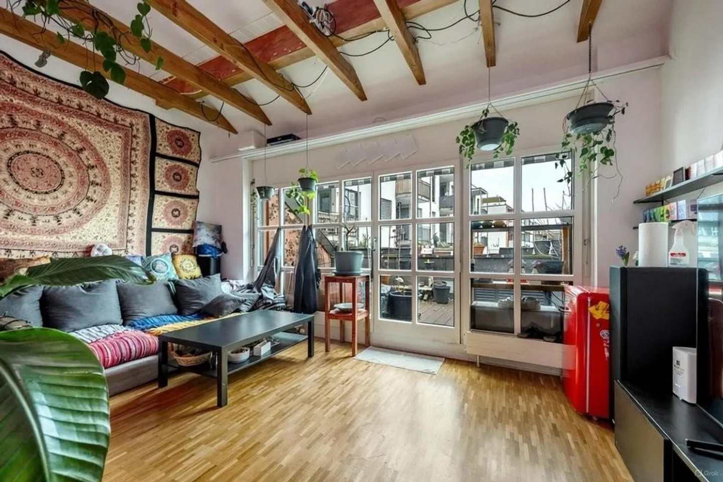 Charming apartment with balcony in a central location in Basel - Photo 3 of 9