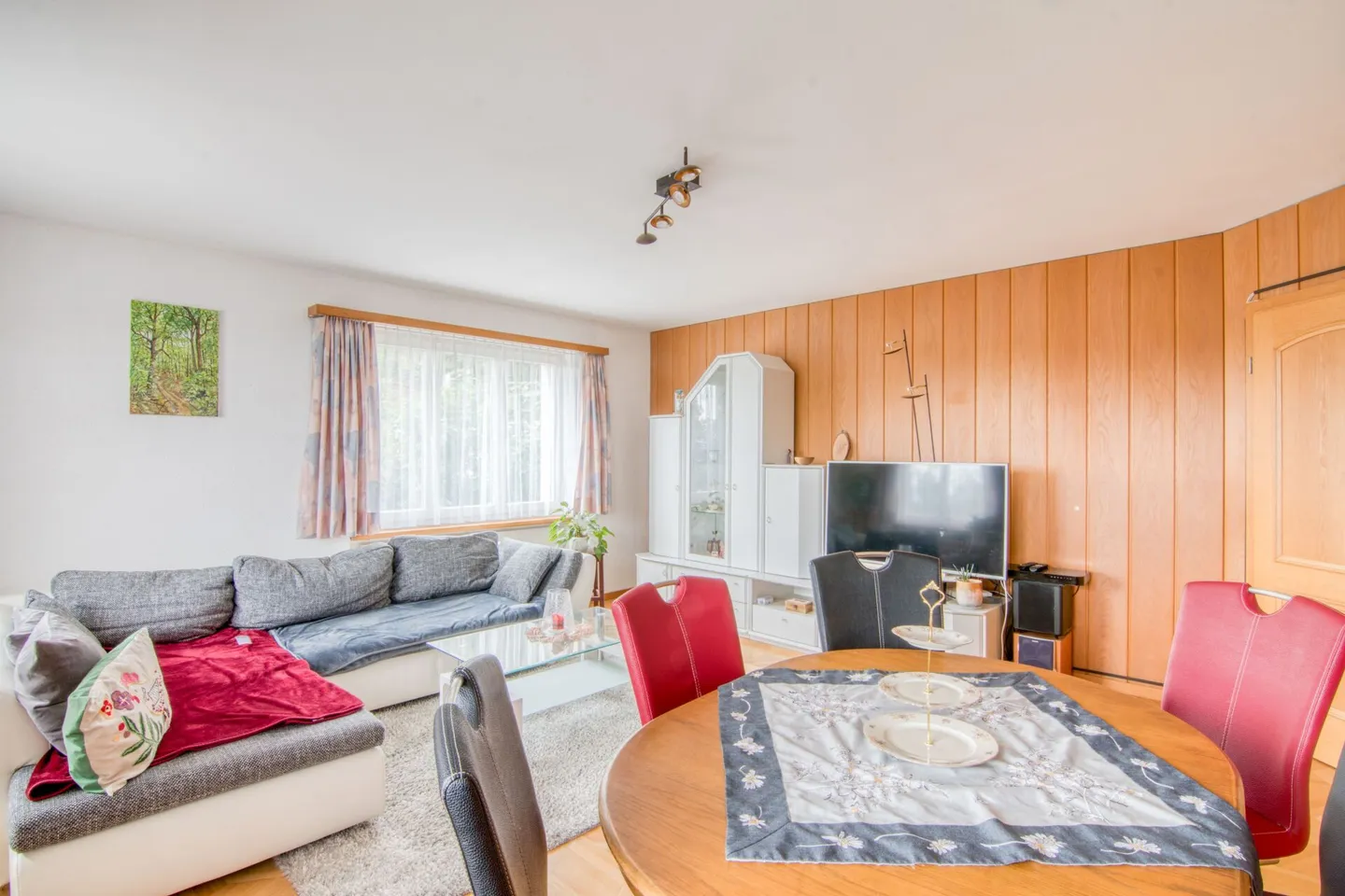 Ampia casa unifamiliare di 6,5 stanze con appartamento separato, doppio garage, paradiso del giardino di 1'053 m² e vista panoramica sulle Alpi - Foto 3 di 31