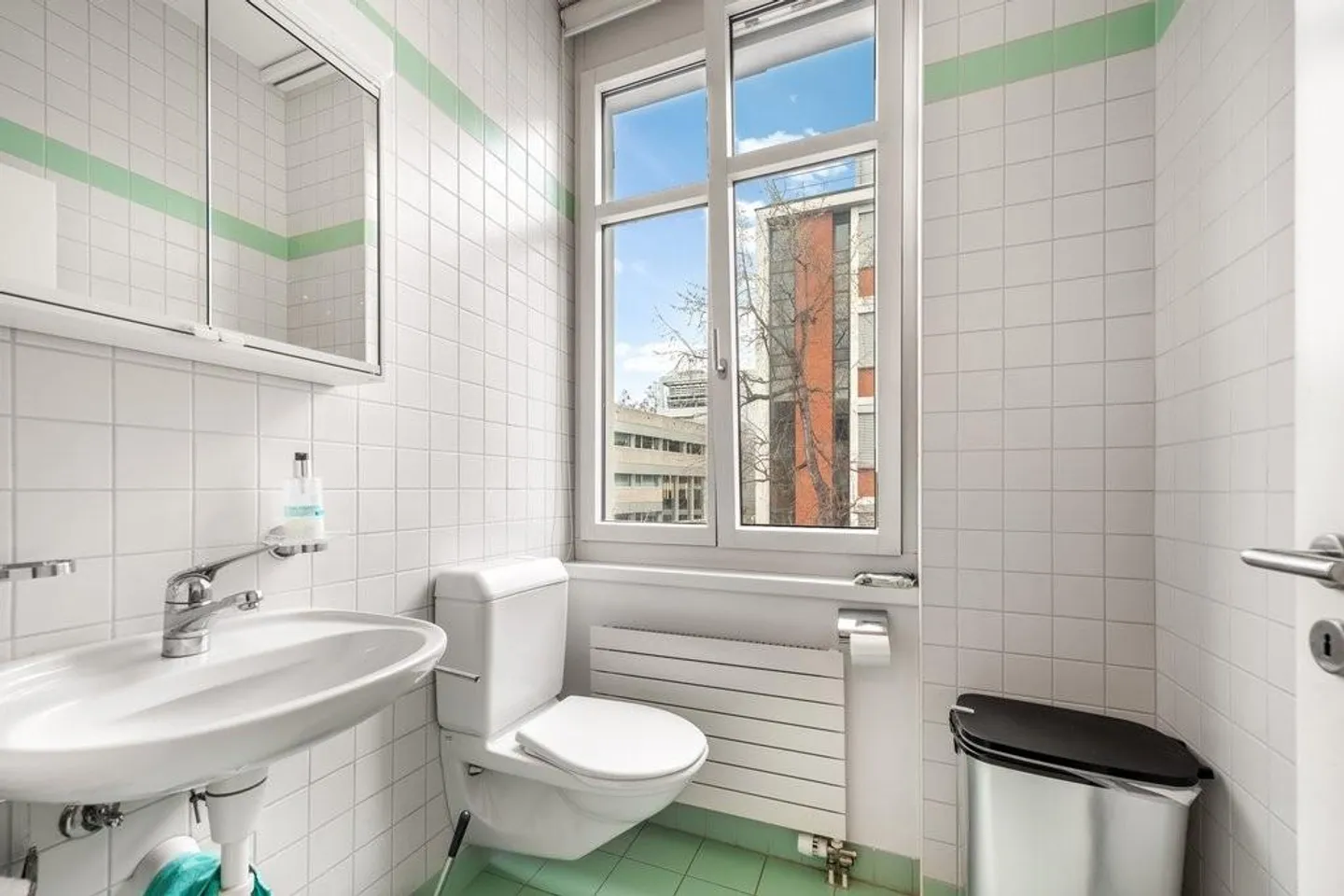 Charming apartment with balcony in a central location in Basel - Photo 8 of 9