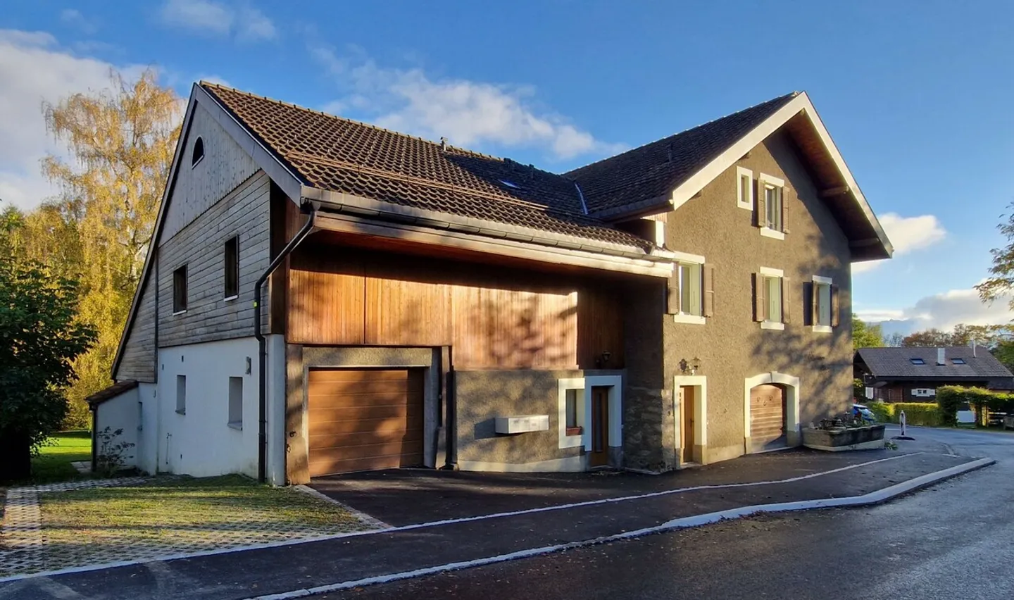 Bella proprietà con 3 unità e grande giardino - Foto 1 di 12