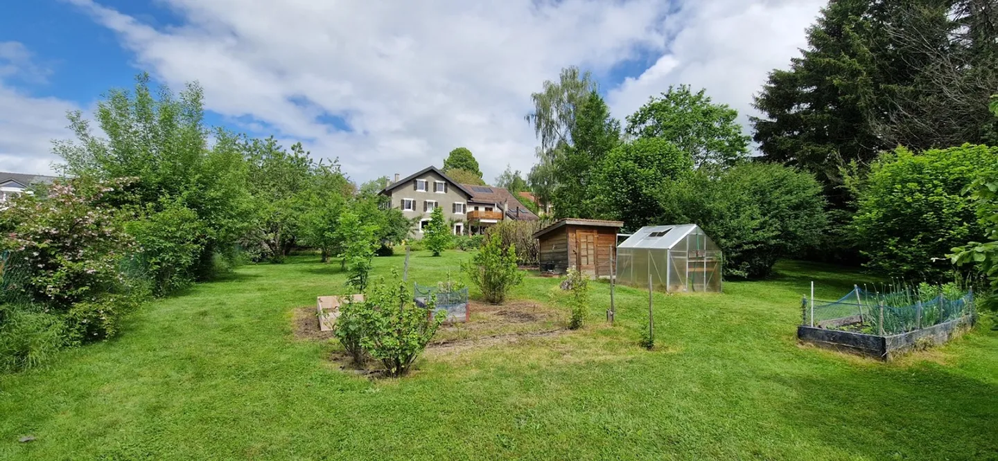 Bella proprietà con 3 unità e grande giardino - Foto 2 di 12