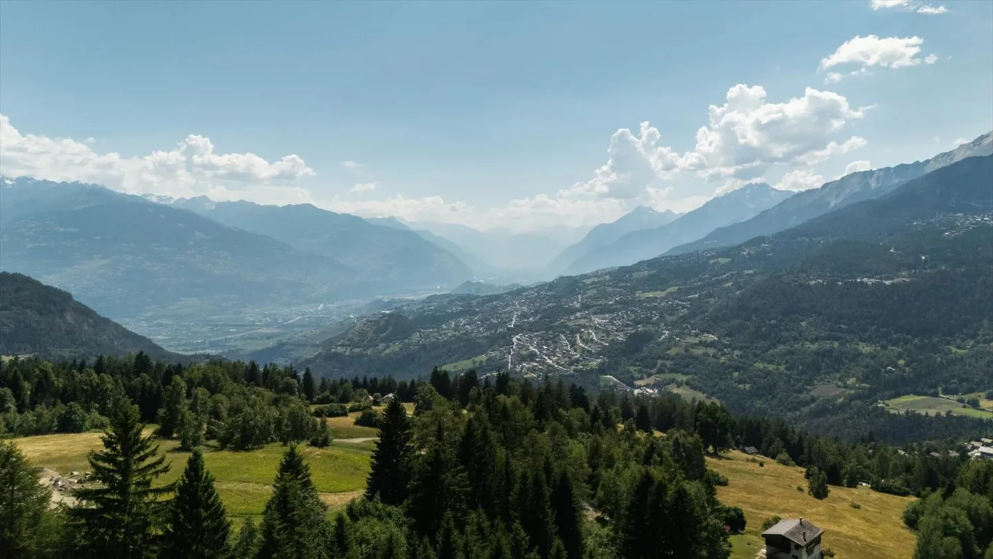 Nuovo chalet a Crans-Montana con vista panoramica. - Foto 3 di 13
