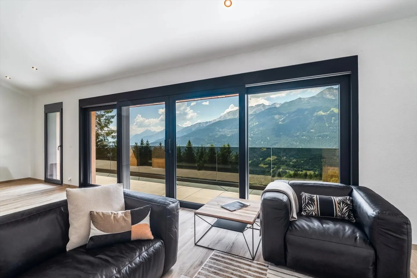 Nuovo chalet a Crans-Montana con vista panoramica. - Foto 6 di 13