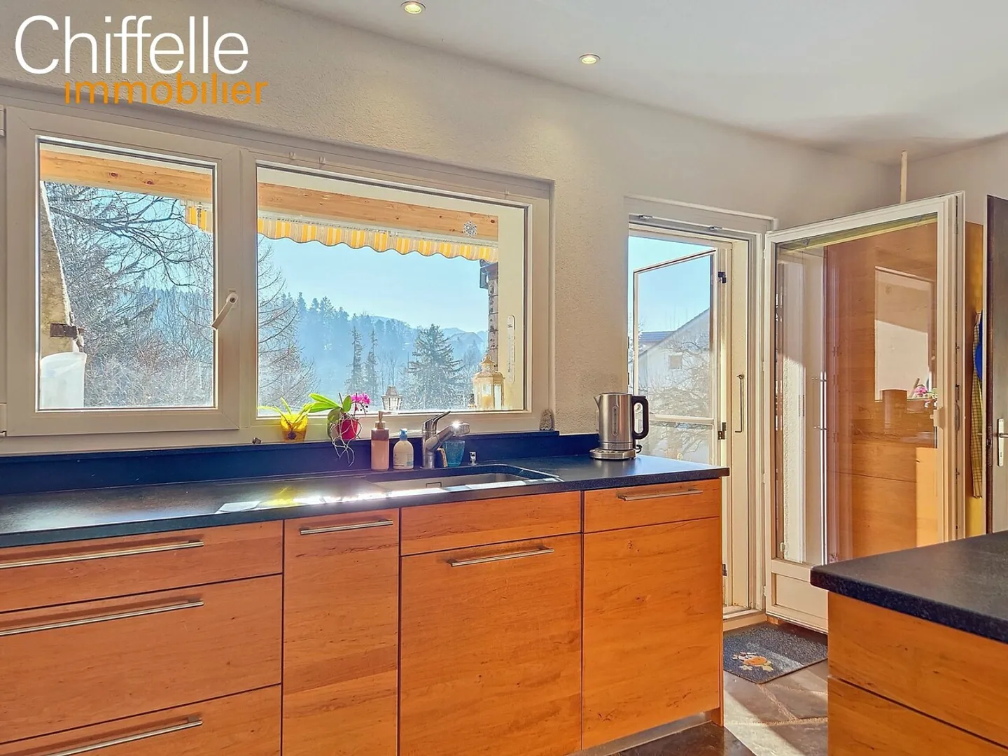 Bella proprietà con 3 unità e grande giardino - Foto 4 di 12