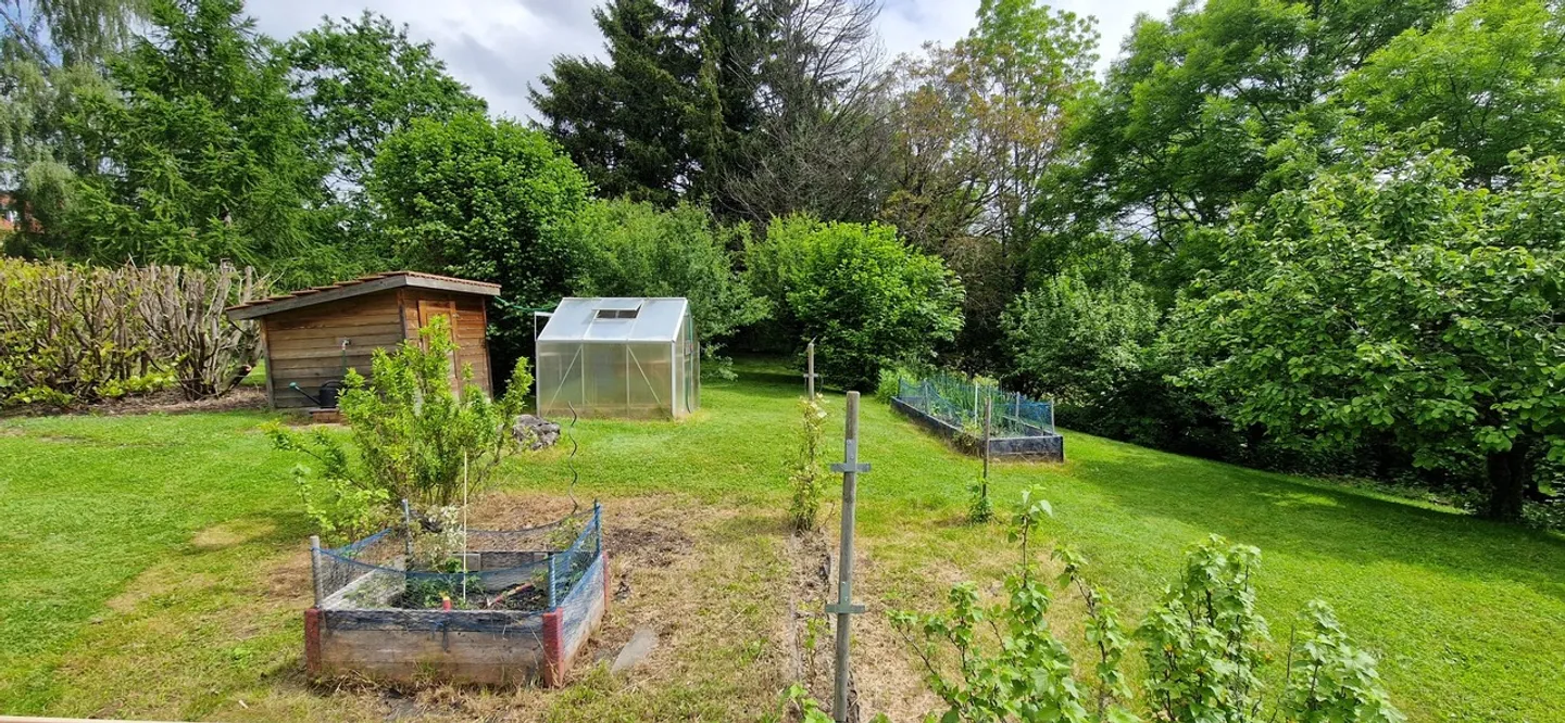 Bella proprietà con 3 unità e grande giardino - Foto 12 di 12