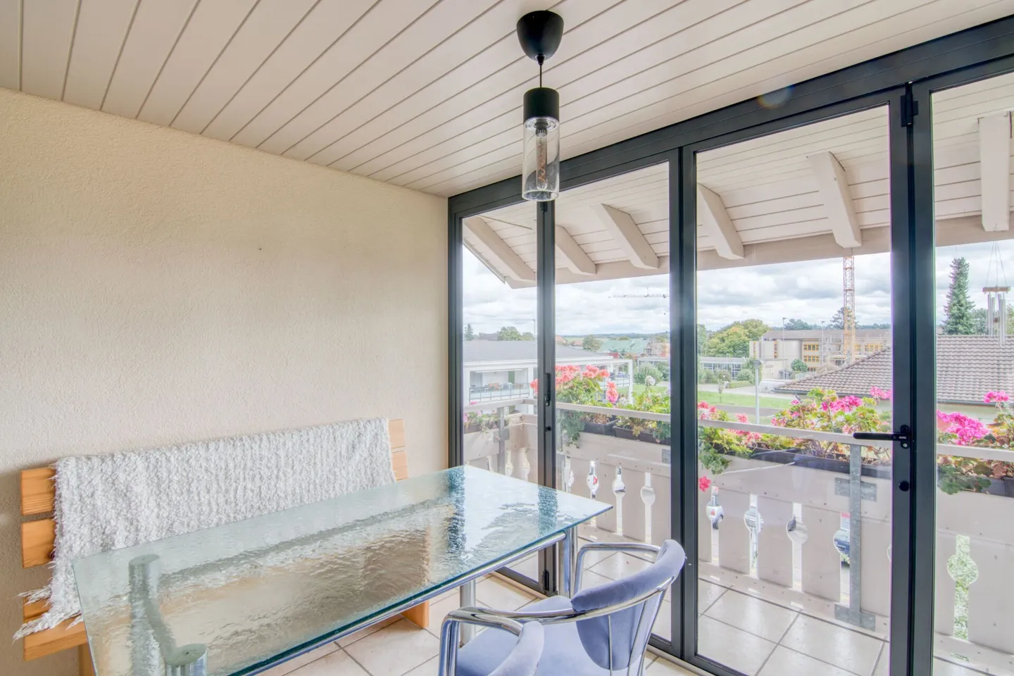 Ampia casa unifamiliare di 6,5 stanze con appartamento separato, doppio garage, paradiso del giardino di 1'053 m² e vista panoramica sulle Alpi - Foto 10 di 31