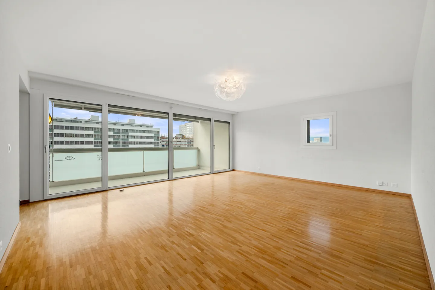 Spacious through apartment in Minergie building - Photo 3 of 13