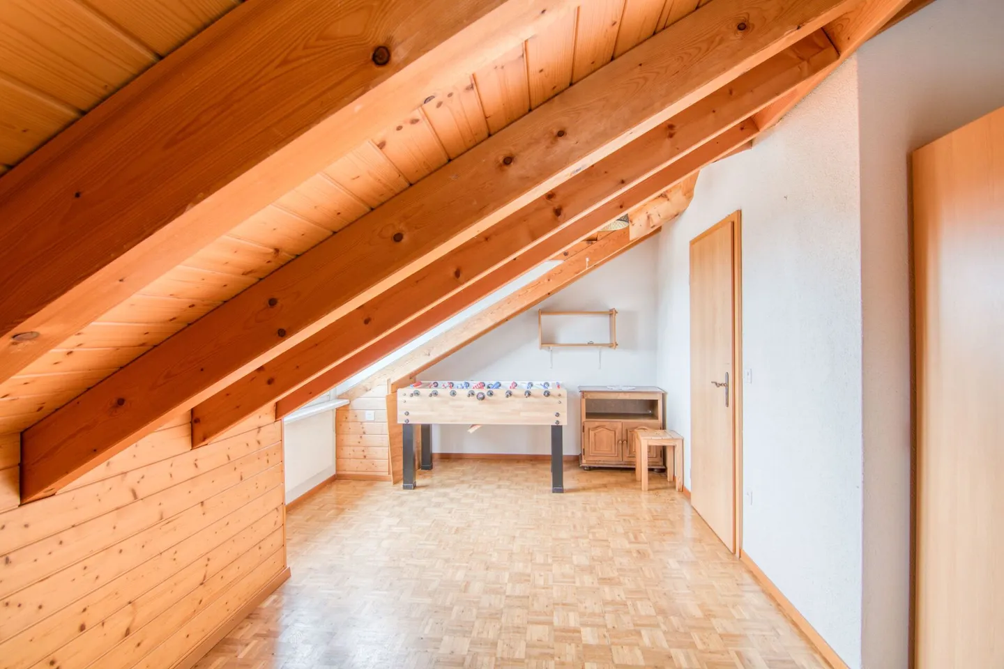 Ampia casa unifamiliare di 6,5 stanze con appartamento separato, doppio garage, paradiso del giardino di 1'053 m² e vista panoramica sulle Alpi - Foto 13 di 31