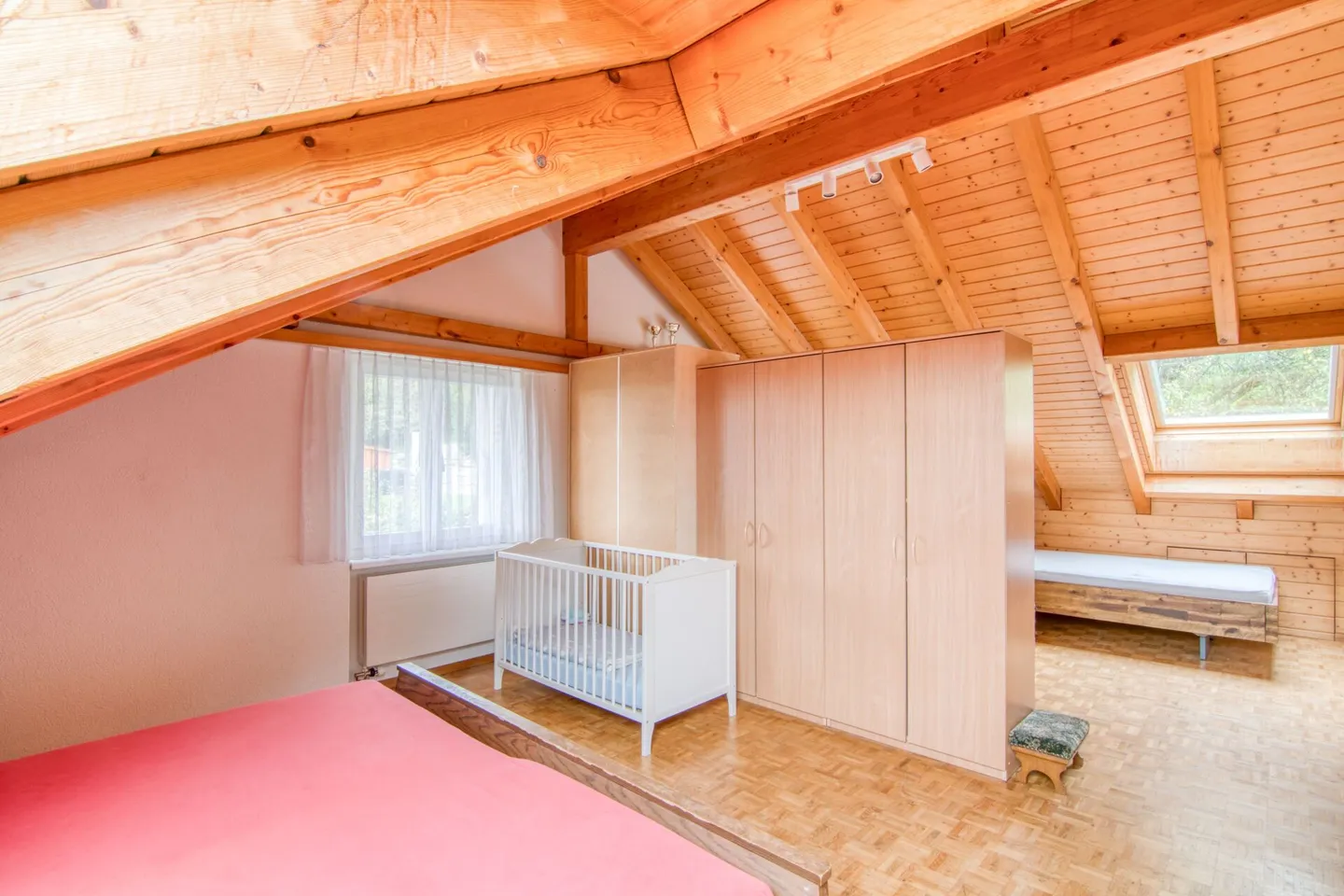 Ampia casa unifamiliare di 6,5 stanze con appartamento separato, doppio garage, paradiso del giardino di 1'053 m² e vista panoramica sulle Alpi - Foto 14 di 31