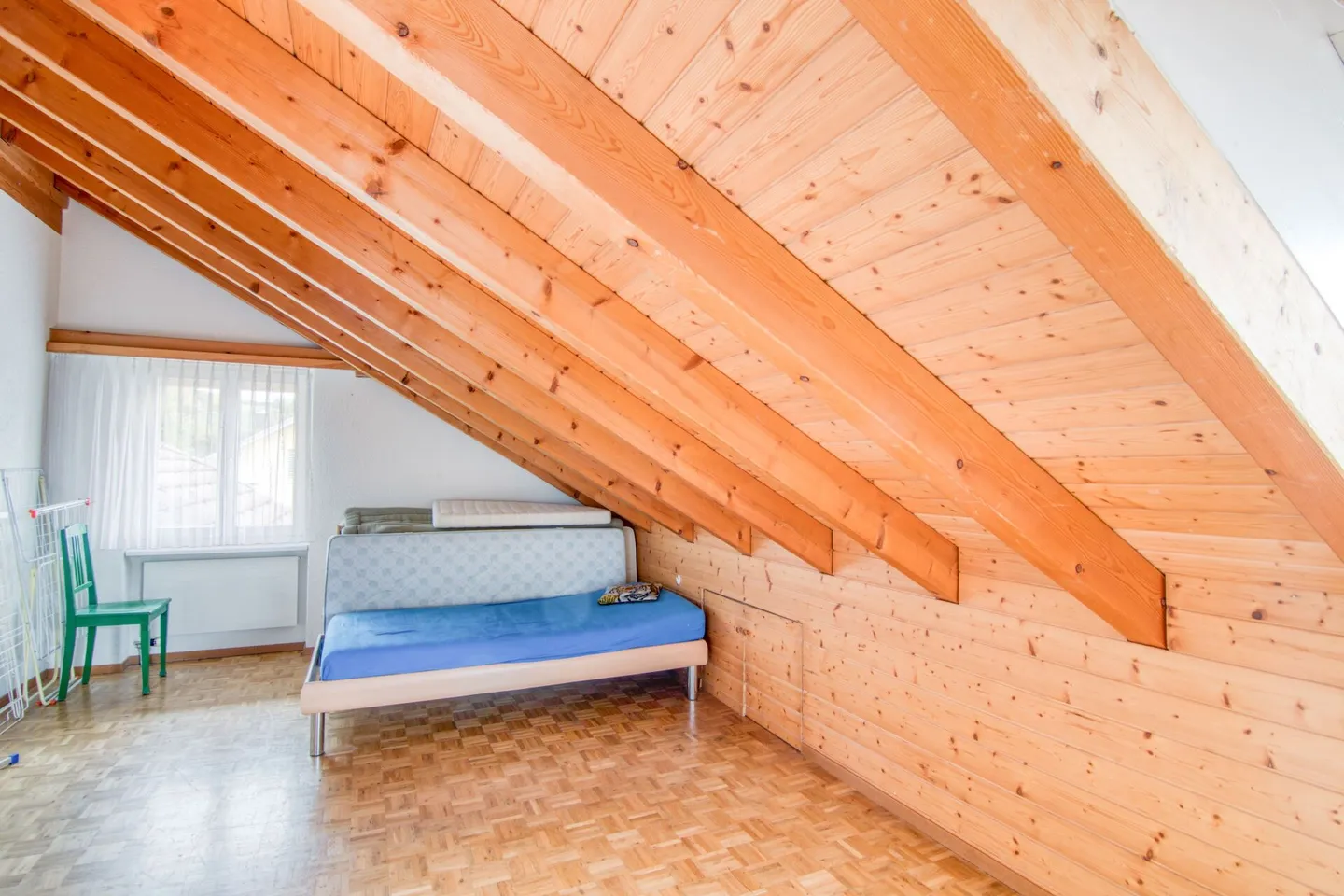 Ampia casa unifamiliare di 6,5 stanze con appartamento separato, doppio garage, paradiso del giardino di 1'053 m² e vista panoramica sulle Alpi - Foto 12 di 31