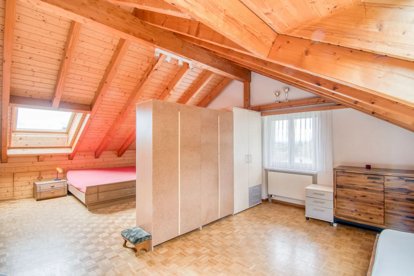 Ampia casa unifamiliare di 6,5 stanze con appartamento separato, doppio garage, paradiso del giardino di 1'053 m² e vista panoramica sulle Alpi - Foto 15 di 31