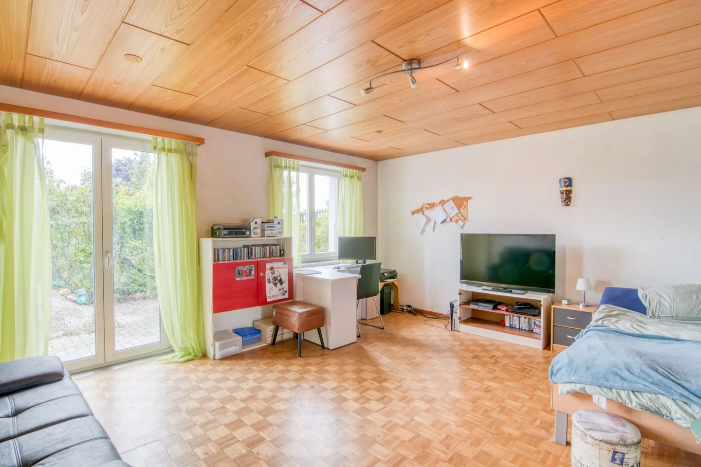 Ampia casa unifamiliare di 6,5 stanze con appartamento separato, doppio garage, paradiso del giardino di 1'053 m² e vista panoramica sulle Alpi - Foto 18 di 31