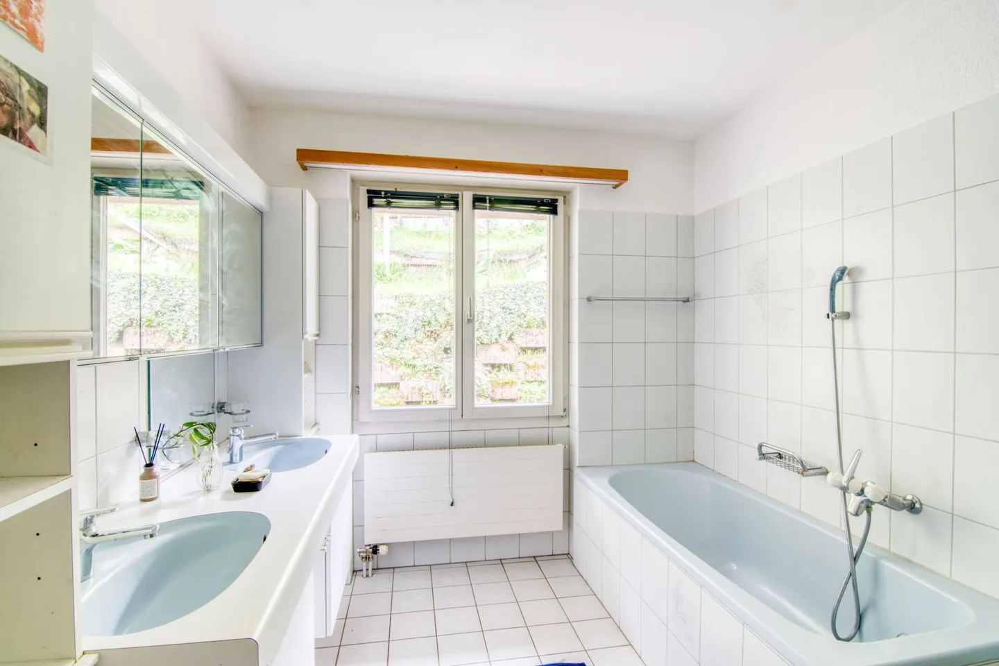 Ampia casa unifamiliare di 6,5 stanze con appartamento separato, doppio garage, paradiso del giardino di 1'053 m² e vista panoramica sulle Alpi - Foto 22 di 31