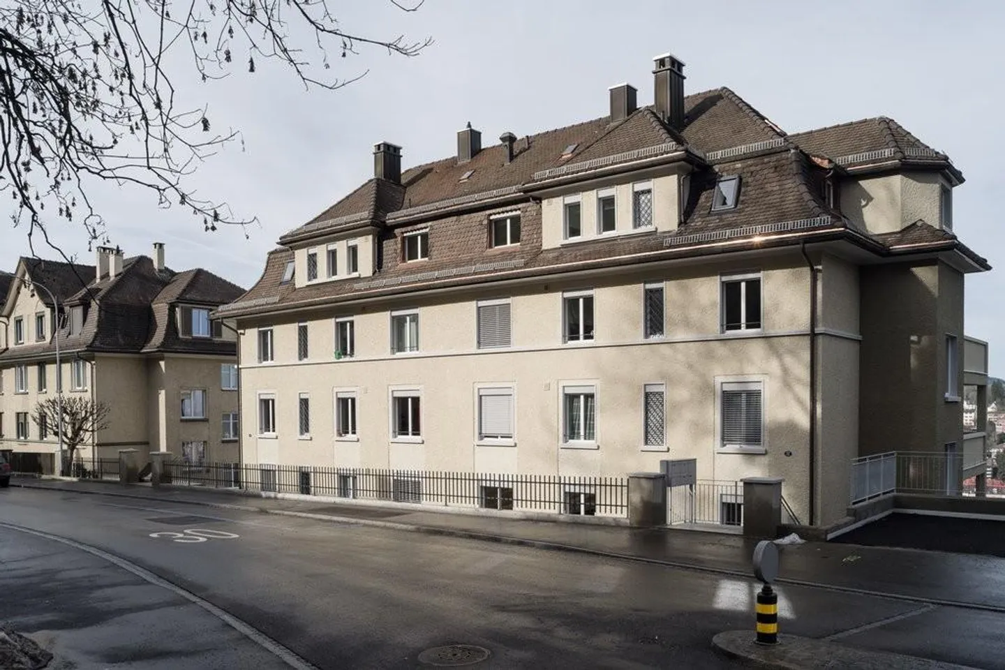 Haut au-dessus des toits de la ville - Photo 1 sur 7