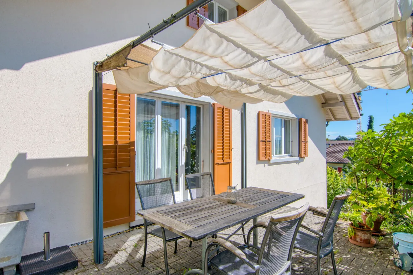 Ampia casa unifamiliare di 6,5 stanze con appartamento separato, doppio garage, paradiso del giardino di 1'053 m² e vista panoramica sulle Alpi - Foto 25 di 31