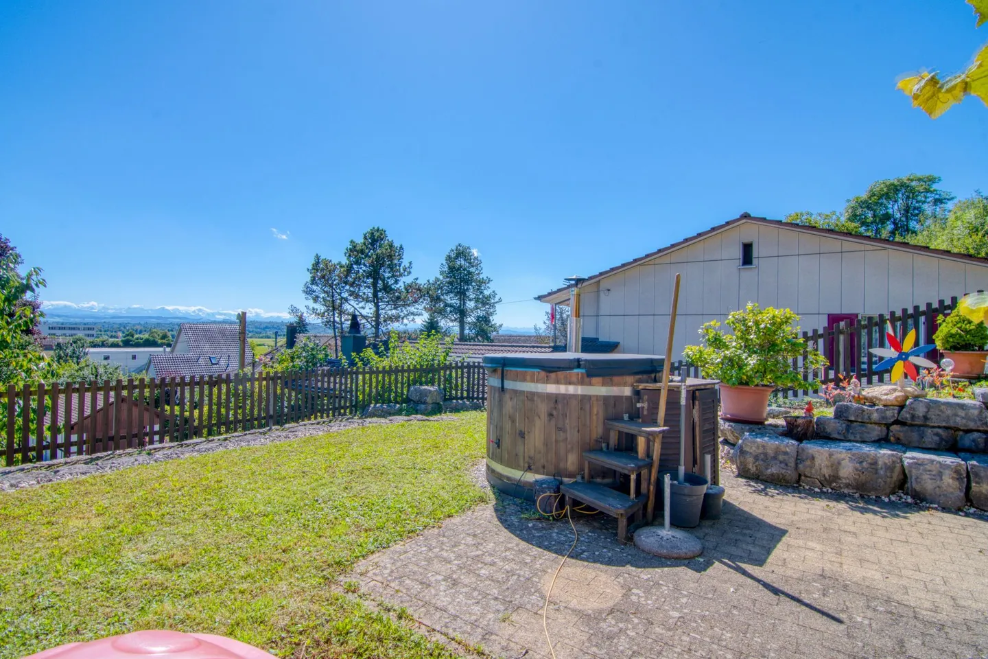 Ampia casa unifamiliare di 6,5 stanze con appartamento separato, doppio garage, paradiso del giardino di 1'053 m² e vista panoramica sulle Alpi - Foto 26 di 31