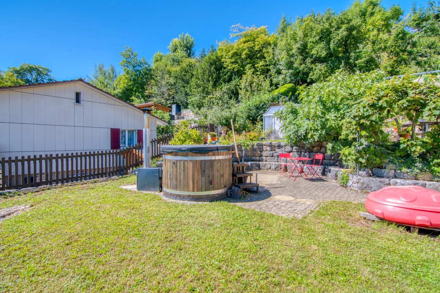 Ampia casa unifamiliare di 6,5 stanze con appartamento separato, doppio garage, paradiso del giardino di 1'053 m² e vista panoramica sulle Alpi - Foto 27 di 31