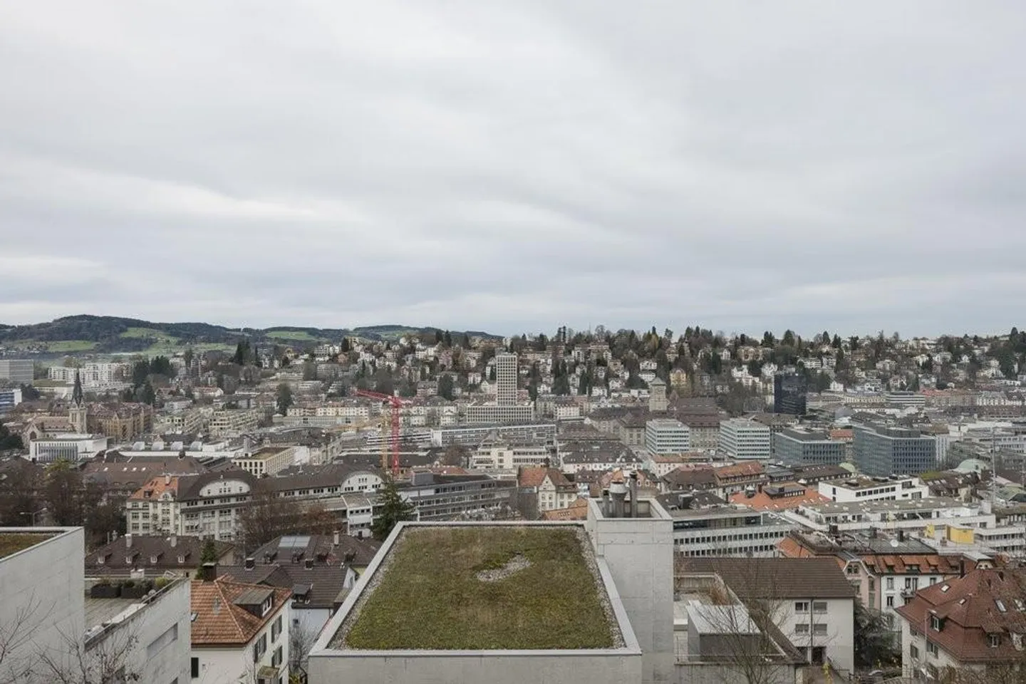 Haut au-dessus des toits de la ville - Photo 6 sur 7