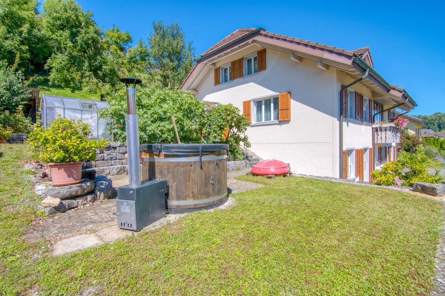Ampia casa unifamiliare di 6,5 stanze con appartamento separato, doppio garage, paradiso del giardino di 1'053 m² e vista panoramica sulle Alpi - Foto 28 di 31