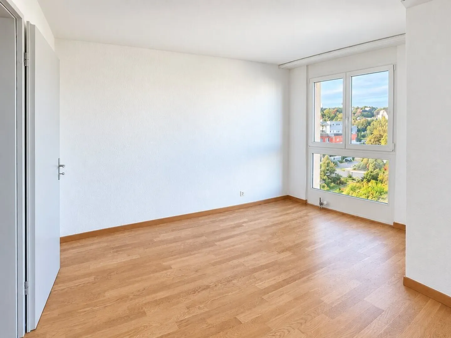 Newly renovated 4.5-room apartment on the 6th floor in the heart of Ostermundigen - Photo 3 of 12